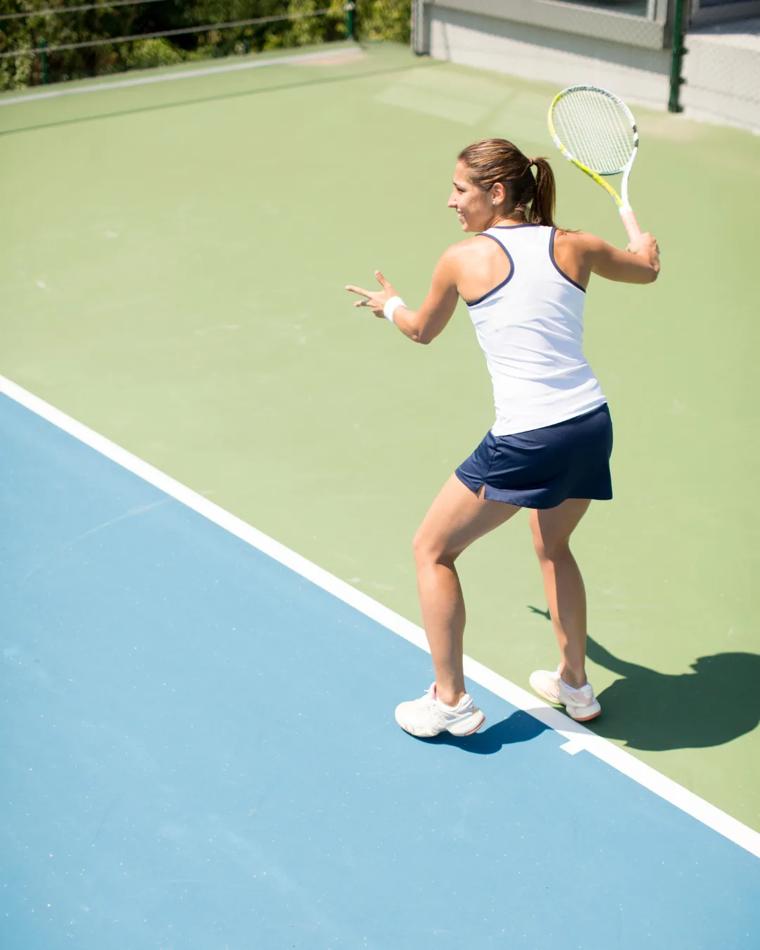 Tennis player preparing a forehand on court